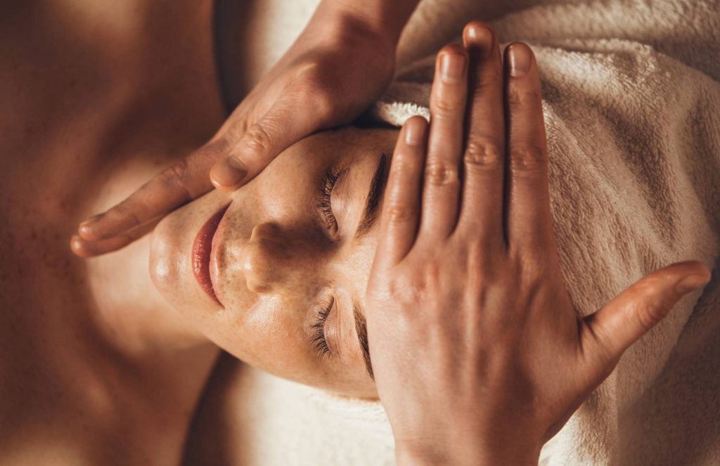 Mujer recibiendo un masaje facial